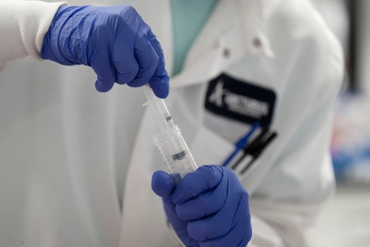 Un científico investiga una vacuna para el nuevo coronavirus (COVID-19) en los laboratorios de la compañía de medicamentos ARN Arcturus Therapeutics en San Diego (REUTERS/Bing Guan)