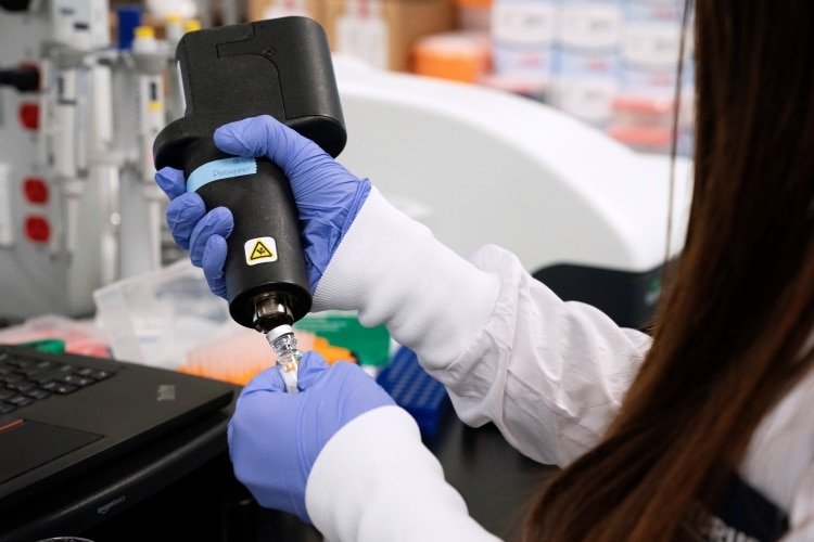 Las pruebas avanzan en el laboratorio de Arcturus Therapeutics (REUTERS/Bing Guan)