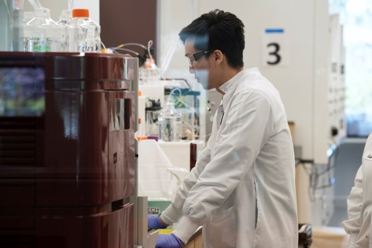 El asistente de investigación Yi Kuo, de la compañía de medicinas ARN Arcturus Therapeutics, lleva a cabo una investigación (REUTERS/Bing Guan)