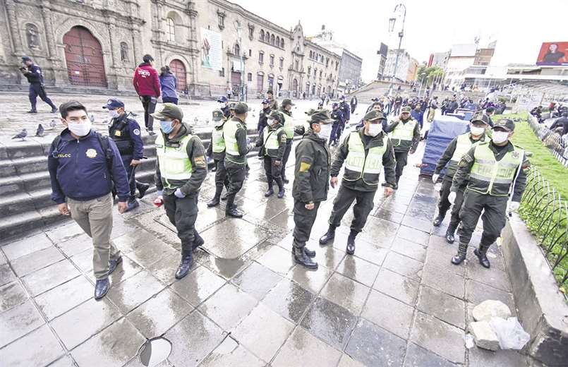En la plaza San Francisco de La Paz, la Policía conminó a los ciudadanos a retirarse a sus casas