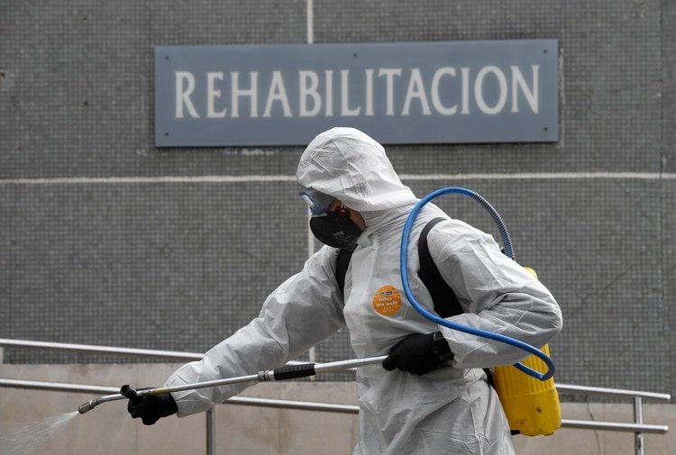 Trabajos de desinfección en un hospital de Gijon (Reuters)