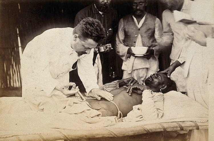 El doctor Simmonds inyectando su suero curativo en un paciente durante el brote de la peste bubónica en Karachi, India. Fotografía de 1897 (Foto: Wikipedia)