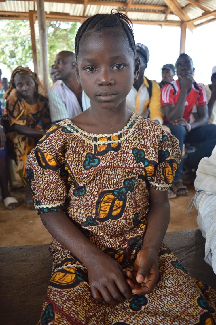 Fakoya, Koinadugu, Sierra Leona, agosto de 2015. Joven sobreviviente del ébola asiste a una ceremonia comunitaria debido a la epidemia del ébola en Sierra Leona durante 2014-2015 (Foto: Shutterstock)