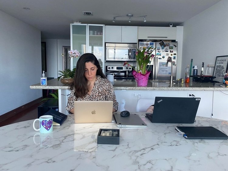 La periodista Soledad Cedro en su casa de Miami. Se enteró este miércoles por la tarde que había contraído coronavirus (Soledad Cedro/Infobae)