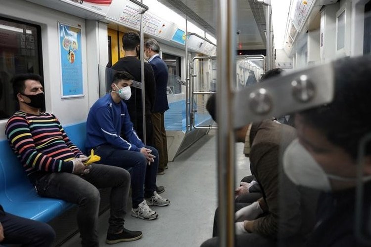 FOTO DE ARCHIVO. Pasajeros usan mascarillas protectoras tras el brote de coronavirus, mientras se sientan en el metro de Teherán, en Irán. 17 de marzo de 2020. Imagen proporcionada por un tercero. WANA (West Asia News Agency)/Ali Khara vía REUTERS.