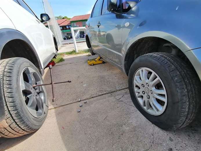 Los inadaptados pincharon las llantas de todos los autos que estaban en la sede de Oriente. Foto. DIEZ 