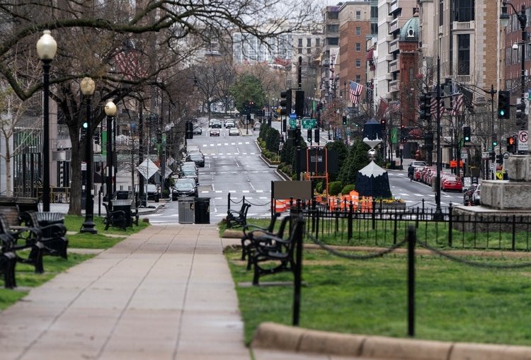 Una calle vacía en Connecticut. Foto: REUTERS/Joshua Roberts