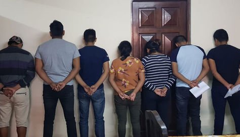 En la foto aparecen siete de los ocho policías aprehendidos que serán investigados 