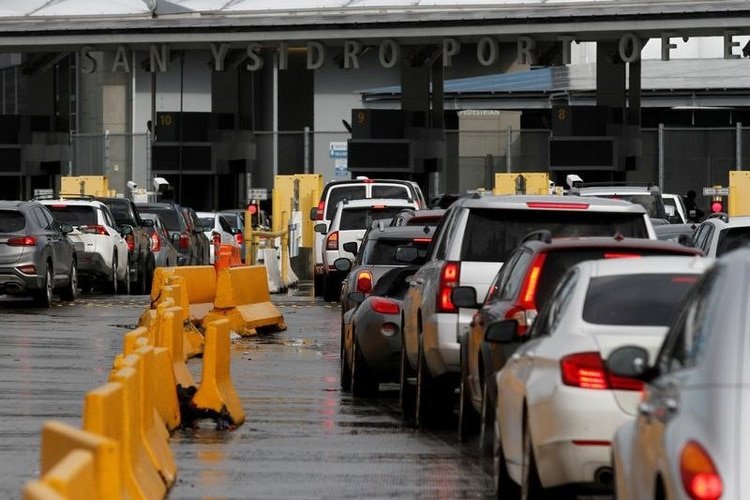 Una fila de autos espera cruzar a EEUU en el cruce fronterizo de San Ysidro, después de que el alcalde de Tijuana restringió las visitas al país del norte para prevenir la propagación del coronavirus en Tijuana (Foto: REUTERS/Jorge Duenes)