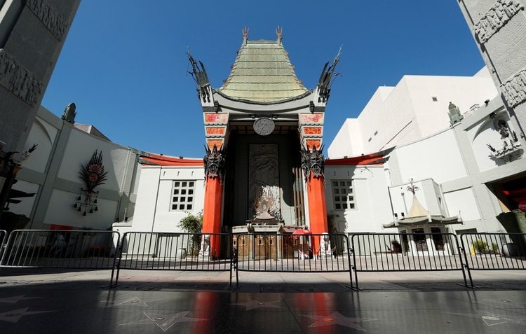 El teatro TCL en Los Ángeles, cerrado debido a brote de coronavirus. Foto: REUTERS/Mario Anzuoni