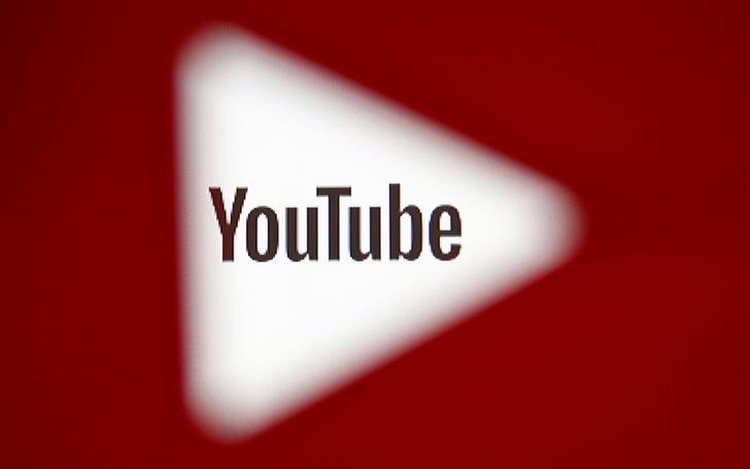 ARCHIVO: A 3D-printed YouTube icon is seen in front of a displayed YouTube logo in dis illustration taken October 25, 2017. REUTERS/Dado Ruvic/Ilustration/File Photo