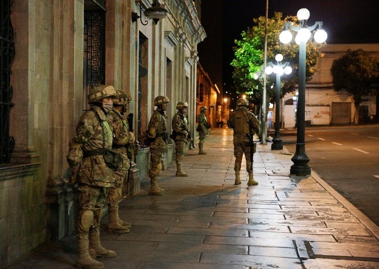 Militares custodian el palacio presidencial en La Paz después de que el gobierno boliviano pidiera a la población permanecer en sus casasa para evitar la propagación del coronavirus. (REUTERS/David Mercado)