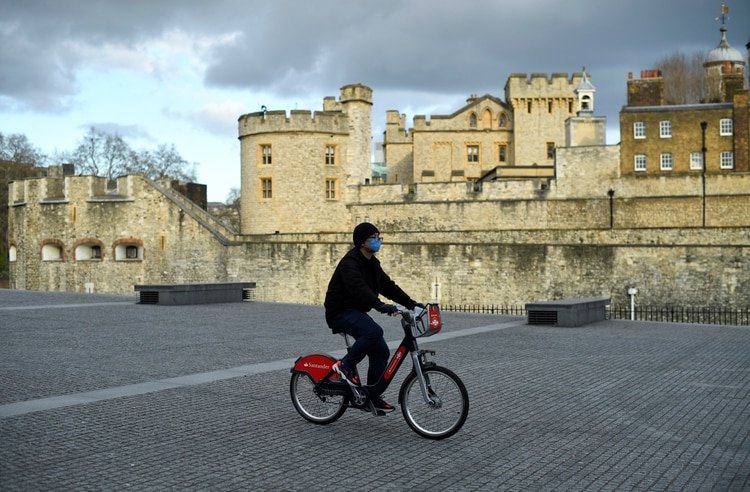 Un hombre con barbijo pasea en bicicleta en una Londres vacía REUTERS/Dylan Martinez