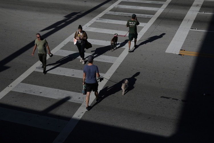 Poca gente cruza la calle en Florida, cumpliendo con cierta distancia REUTERS/Carlos Barria