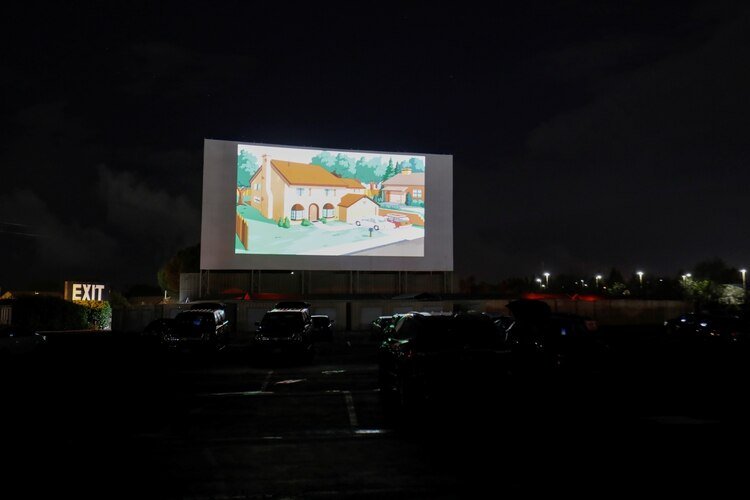 La gente asiste a un auto-cine en San Diego, California (REUTERS/Mike Blake)