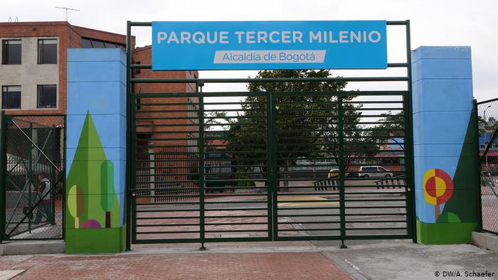 Entrada cerrada al parque Tercer Milenio en Bogotá.