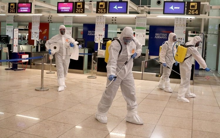 Miembros de la Unidad Militar de Emergencia (UME) desinfectan el Aeropuerto Josep Tarradellas Barcelona-El Prat durante un cierre parcial como parte de un estado de emergencia de 15 días para combatir el brote de la enfermedad coronavirus (COVID-19) en Barcelona (REUTERS/Nacho Doce)