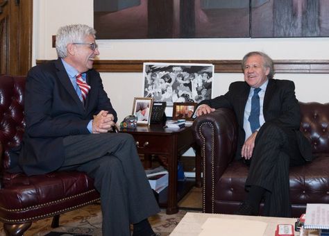 El embajador de Bolivia en la OEA, Jaime Aparicio, se reúne con el secretario de ese organismo, Luis Almagro.