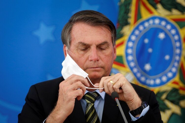 El presidente de Brasil, Jair Bolsonaro, utilizando una mascarilla (REUTERS/Adriano Machado)