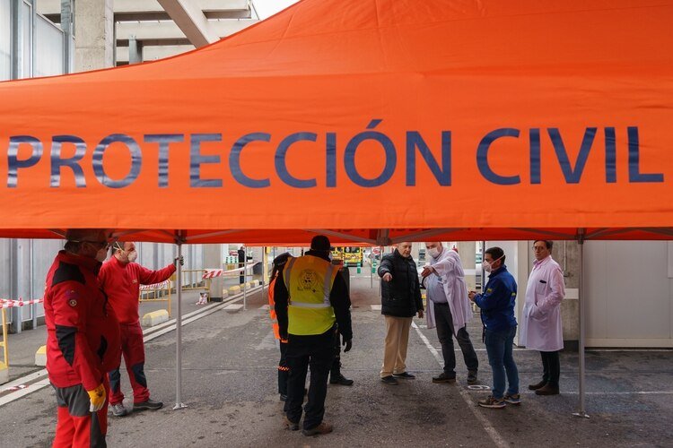 Personal de protección civil y trabajadores sanitarios en un hospital de Burgos (AFP)