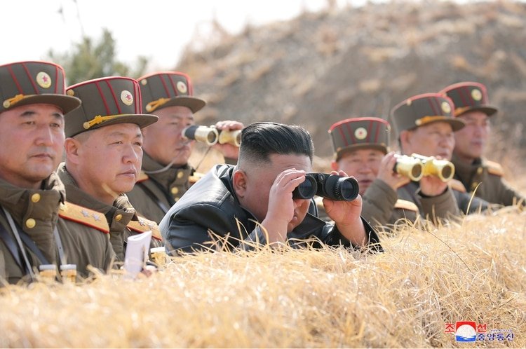 Kim Jong-un supervisó el lanzamiento, según imágenes divulgados por la propaganda norcoreana (Reuters/KCNA)