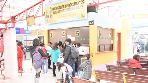 Personas aguardan en la Terminal de Buses de La Paz. 