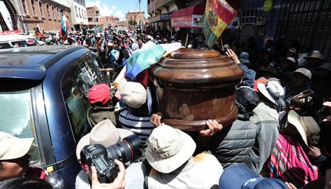 Luto en Senkata. Un cortejo fúnebre el 21 de noviembre en El Alto.