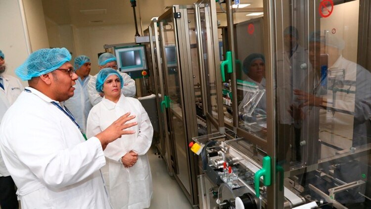 Funcionarios de salud cubanos y nicaragüenses visitan la planta de vacunas Mechnikov donde se ha anunciado la posible fabricación de Interferón Alfa 2B. (Tomada de 19 Digital)