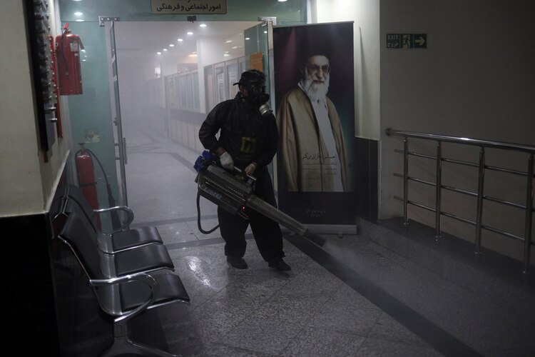 Un miembro de los bomberos lleva una máscara facial protectora, en medio del miedo a la enfermedad coronavirus (COVID-19), mientras desinfecta un edificio municipal, antes del Nowruz de Año Nuevo iraní, el 20 de marzo, en Teherán, Irán, el 18 de marzo de 2020. 