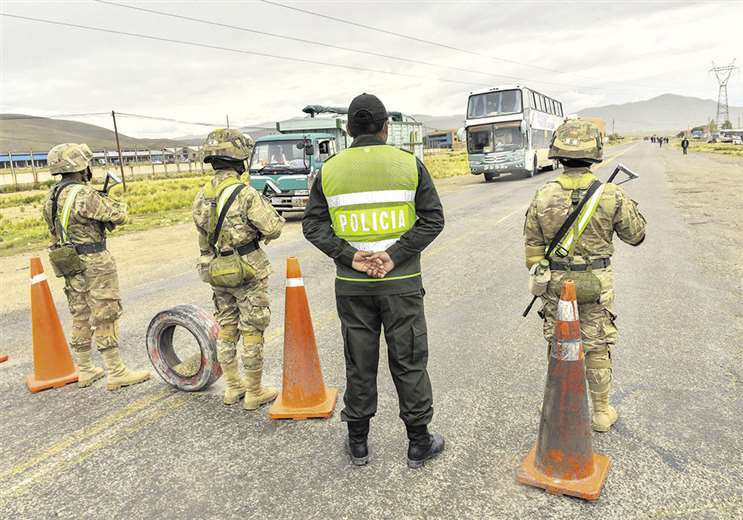 Militares y policías impiden el paso de vehículos en la carretera La Paz-Oruro. Foto: APG Noticias