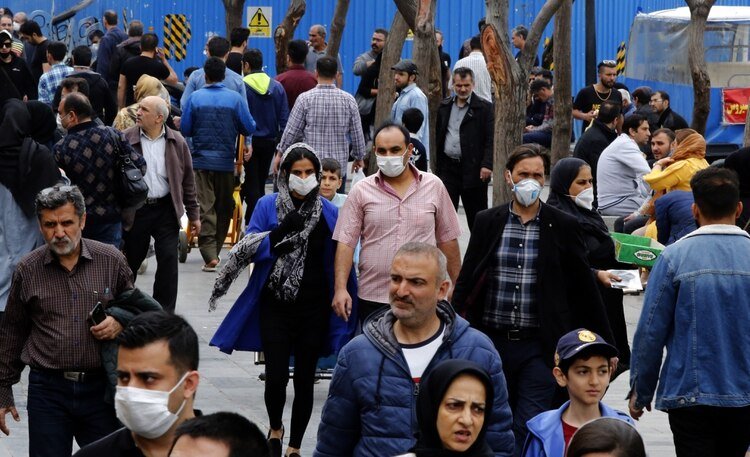 Los mercados y bazares continúan con intenso movimiento pese a la pandemia (AFP)