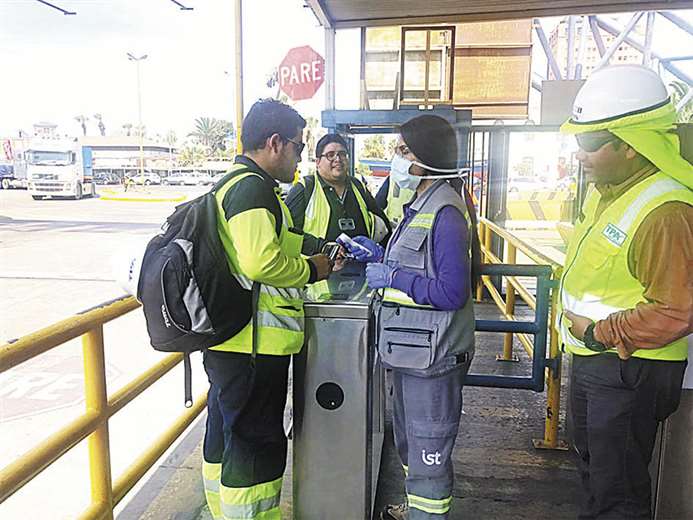 Funcionarios chilenos en plena tarea de control en Arica