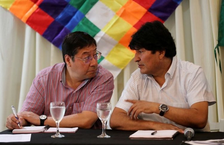 El ex presidente boliviano Evo Morales le habla al candidato presidencial por el Movimiento Al Socialismo (MAS), Luis Arce Catacora, durante un encuentro partidario en Buenos Aires, Argentin ( REUTERS/Agustín Marcarian)