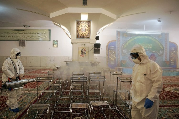 Desinfección en la mezquita del santuario del Iman Reza, en Mashhad. WANA (West Asia News Agency) via REUTERS.