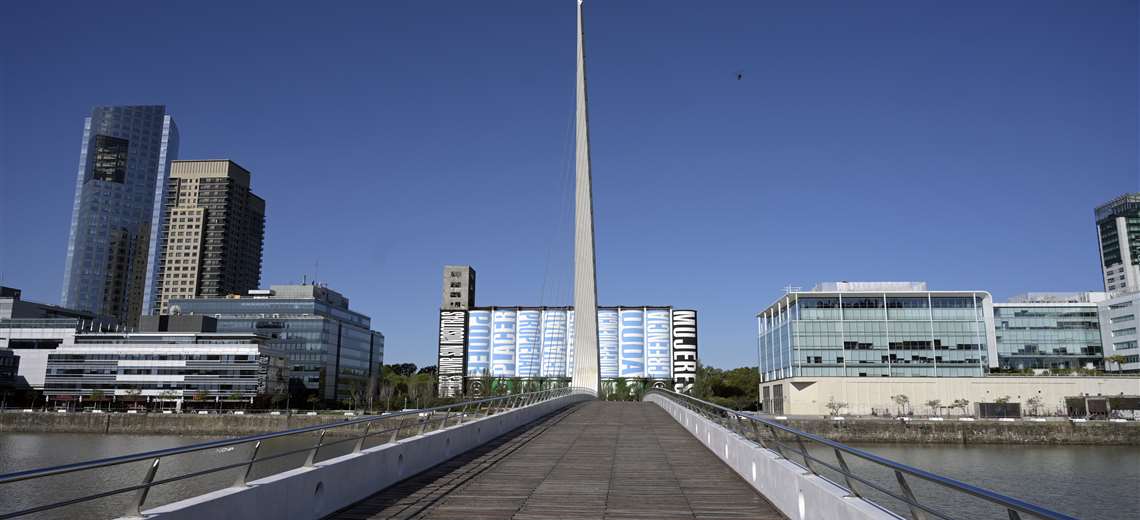 Desiertas quedaron las calles argentinas en el primer día de cuarentena total por el Covid-19. Foto: AFP