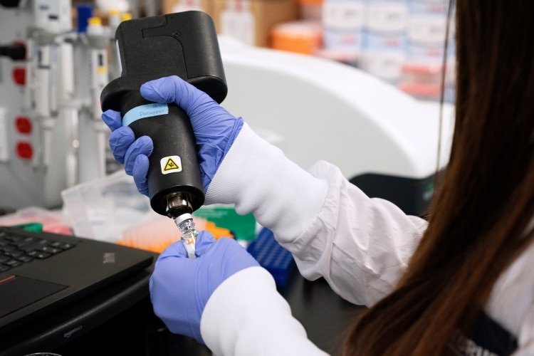 Una científica de la compañía de medicamentos ARN Arcturus Therapeutics investiga una vacuna para el novedoso coronavirus (COVID-19) en un laboratorio de San Diego, California, EE.UU., el 17 de marzo de 2020 (REUTERS/Bing Guan)
