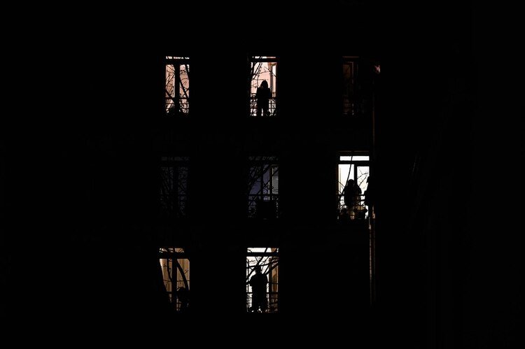 Los balcones, nuevo escenario protagonista de las ciudades bajo cuarentena (AFP)