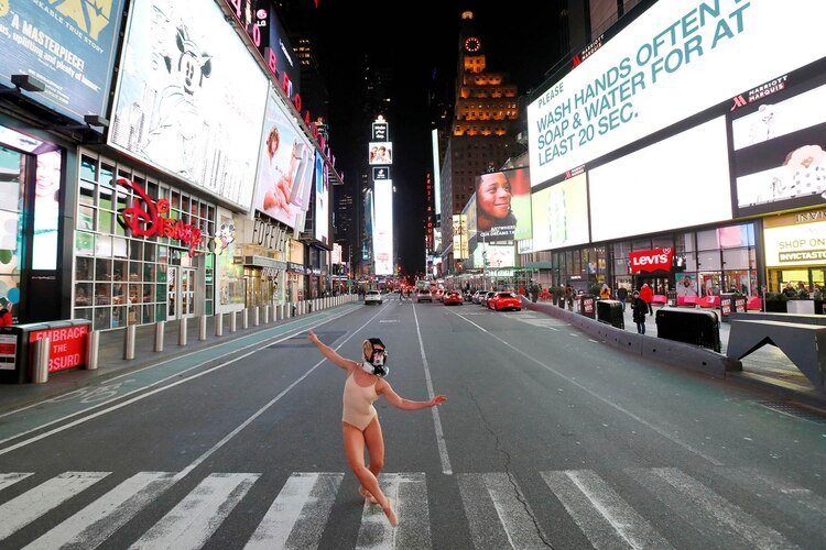 Una bailarina de ballet con una máscara de gas en las calles casi vacías de Manhattan (Reuters)