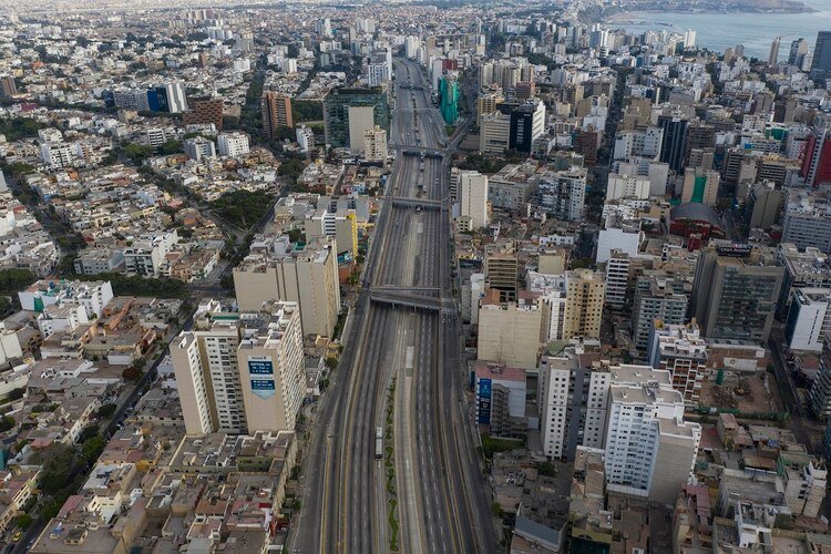 La Vía Expresa de Lima, cerrada al tránsito. Perú impone multas a aquellos que circulen sin justificación (AP)