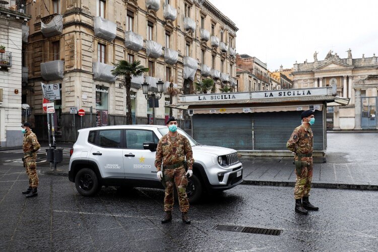 Soldados italianos con barbijos en Catania el 21 de marzo de 2020 (REUTERS/Antonio Parrinello)