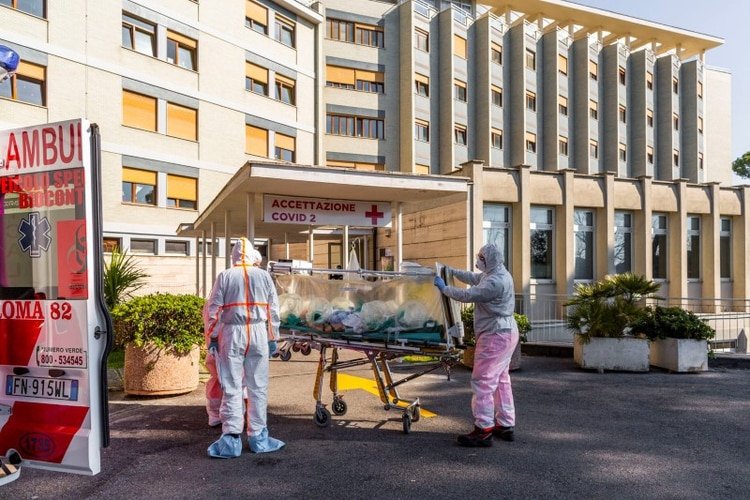 Un paciente con coronavirus llega en una camilla al Hospital Covid Columbus, que ha sido asignado como uno de los nuevos hospitales de tratamiento de coronavirus en Roma, Italia, el 16 de marzo de 2020 (Policlínico Gemelli via REUTERS)