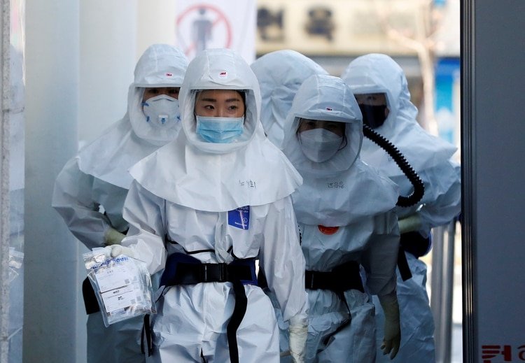 Trabajadores médicos se dirigen a una instalación hospitalaria para tratar a pacientes con coronavirus en Daegu, Corea del Sur, el 14 de marzo de 2020 (REUTERS/Kim Kyung-Hoon)