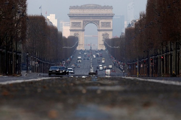 Así luce la avenida Champs Élysées en París mientras se impone una cuarentena para disminuir la tasa de la enfermedad coronavirus (COVID-19) en Francia el 20 de marzo de 2020 (REUTERS/Gonzalo Fuentes/File Photo)