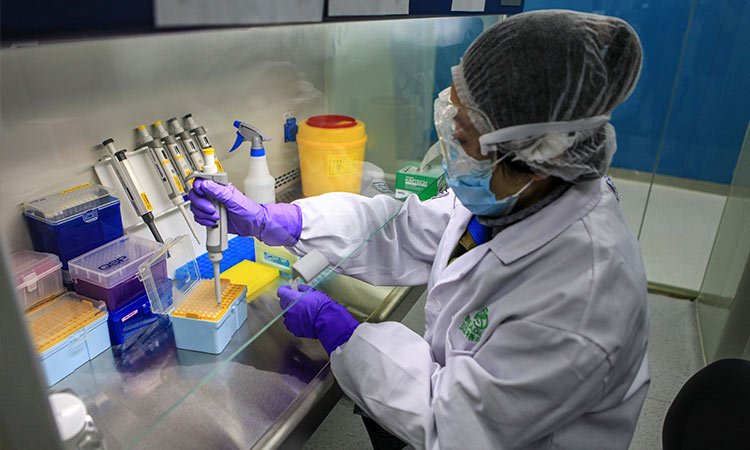 La aprobación para la primera prueba para diagnosticar el coronavirus (COVID-19) la otorgó la Adminitración de Alimentos y Medicamentos de EU. Foto:AP