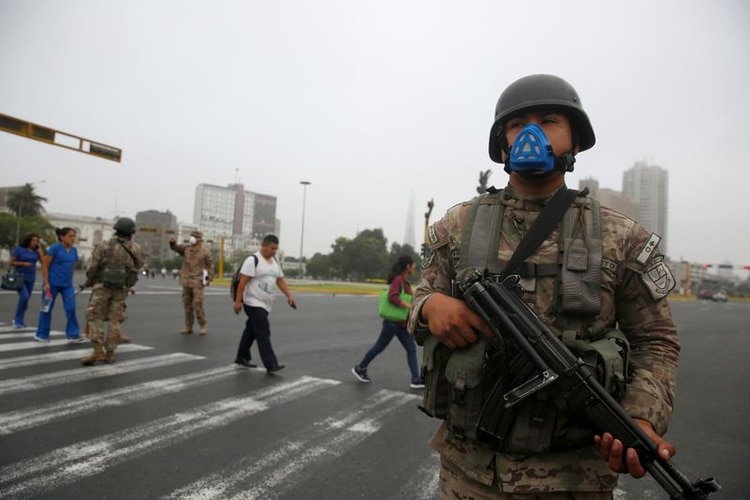 Un soldado vigila en las calles de Lima después de que el Gobierno de Perú decretara estado de emergencia de 15 días para combatir la propagación del coronavirus (REUTERS/Sebastián Castañeda)