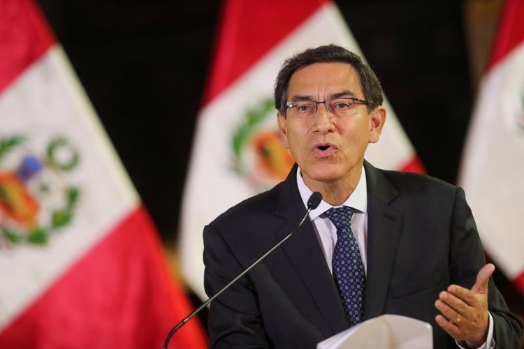 Imagen de archivo del presidente de Perú, Martín Vizcarra, anunciando la disolución del Congreso, en el palacio de gobierno en Lima, Perú. 30 de septiembre de 2019 (Presidencia de Perú/Handout via REUTERS)