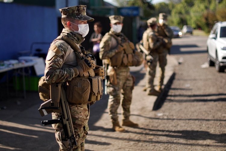 Soldados apostados frente a un centro médico en Concepción (Reuters)