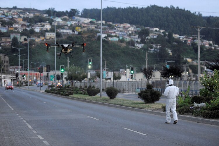 Trabajadores usan un drone para esparcir desinfectante en Talcahuano (Reuters)
