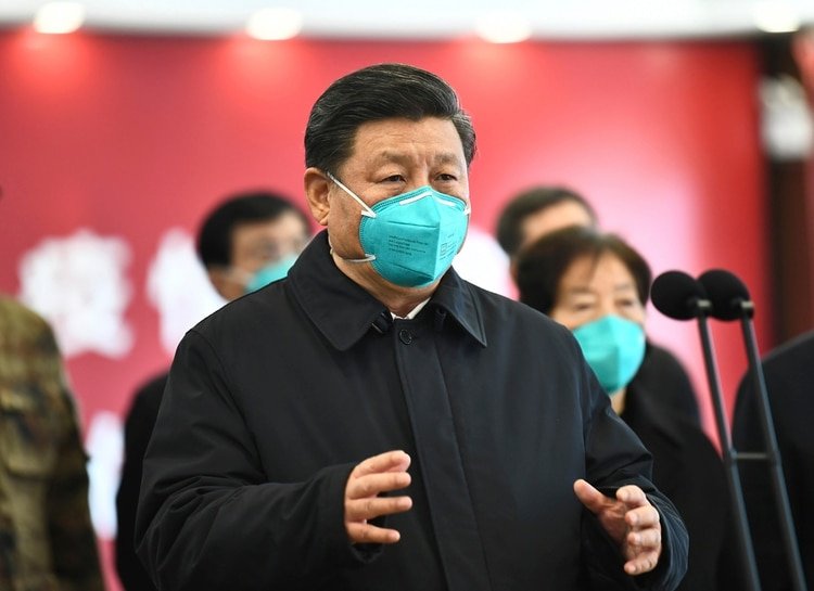 El presidente chino Xi Jinping con un barbijo, durante las primeras semanas de la pandemia (Xie Huanchi/Xinhua via AP)