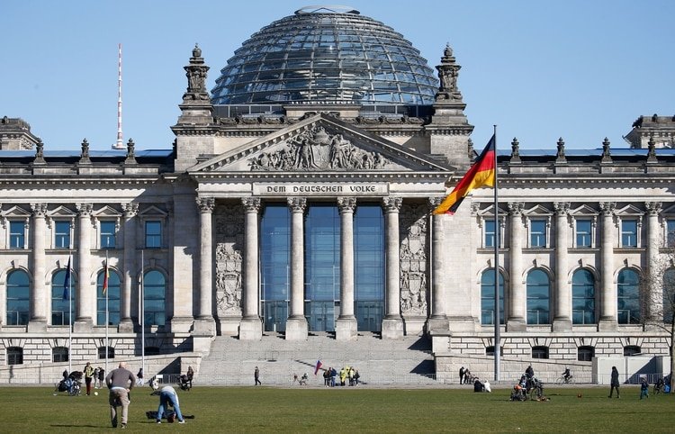 El Gobierno alemán anunció medidas para restringir los contactos y reuniones masivas (REUTERS/Michele Tantussi)